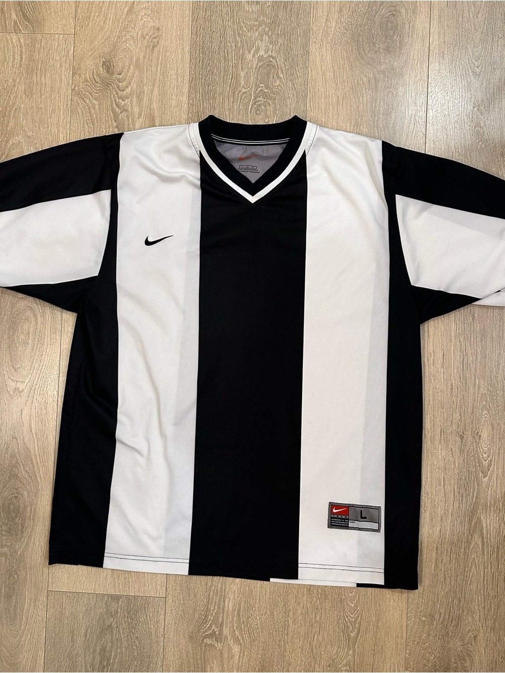 Vintage Y2K Nike Men’s Black and White Vertical Stripe Jersey Men’s Size Large